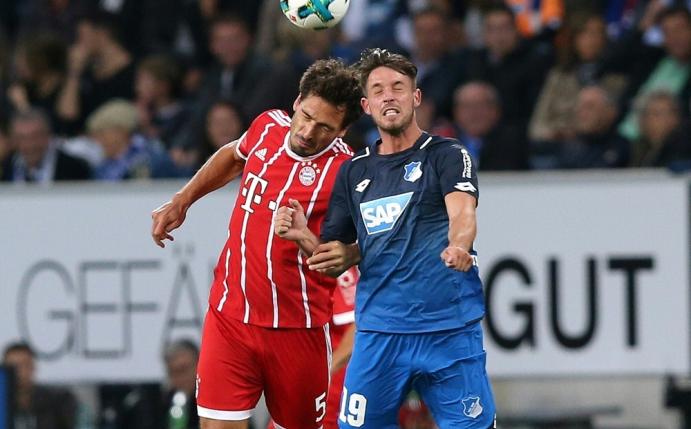 Matchwinner Uth (blau) im Kopfballduell mit Hummels