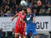 Matchwinner Uth (blau) im Kopfballduell mit Hummels
