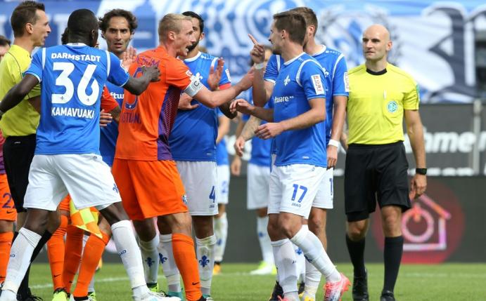 Bastians (orange) gibt zu, dass es kein Elfmeter war