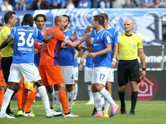 Bastians (orange) gibt zu, dass es kein Elfmeter war Bastians (orange) gibt zu, dass es kein Elfmeter war