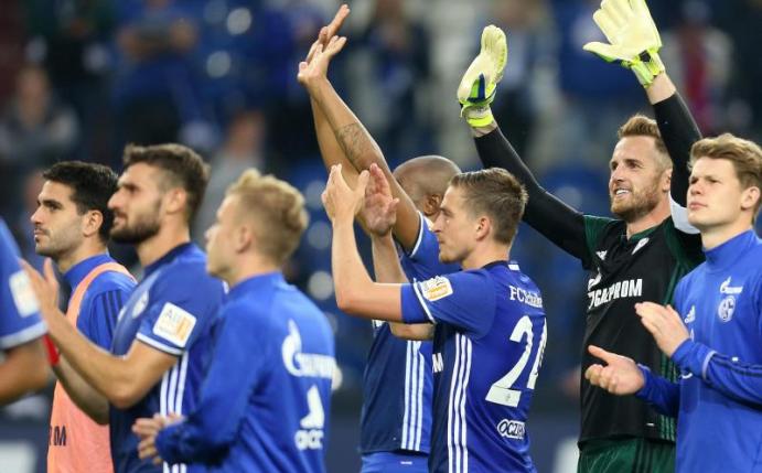 Die Schalker ließen sich nach dem Heimsieg feiern. Foto: Ina Fassbender
