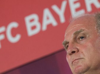 Bayern-Präsident Uli Hoeneß ärgert sich über die Niederlage in Hoffenheim. Foto: Peter Kneffel Bayern-Präsident Uli Hoeneß ärgert sich über die Niederlage in Hoffenheim. Foto: Peter Kneffel