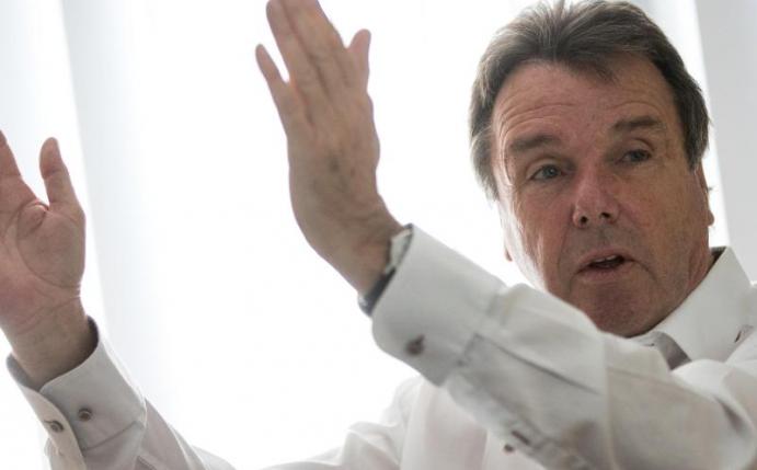 Sucht wegen der Übertragungsprobleme von Eurosport den Weg zur DFL: HSV-Vorstandsboss Heribert Bruchhagen. Foto: Christian Charisius