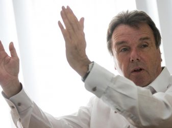 Sucht wegen der Übertragungsprobleme von Eurosport den Weg zur DFL: HSV-Vorstandsboss Heribert Bruchhagen. Foto: Christian Charisius Sucht wegen der Übertragungsprobleme von Eurosport den Weg zur DFL: HSV-Vorstandsboss Heribert Bruchhagen. Foto: Christian Charisius