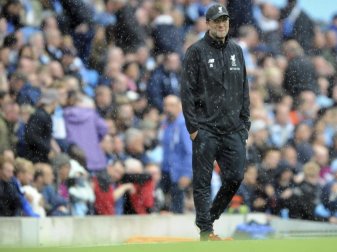 Stand bei der Königsklassen-Generalprobe bei Manchester City sprichwörtlich im Regen: Liverpool-Coach Jürgen Klopp. Foto: Rui Vieira Stand bei der Königsklassen-Generalprobe bei Manchester City sprichwörtlich im Regen: Liverpool-Coach Jürgen Klopp. Foto: Rui Vieira