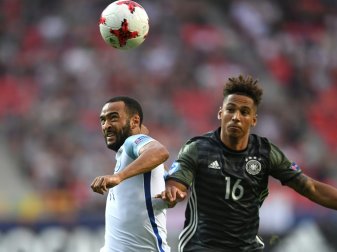 Thilo Kehrer (r.) will die Entwicklung beim S04 abwarten