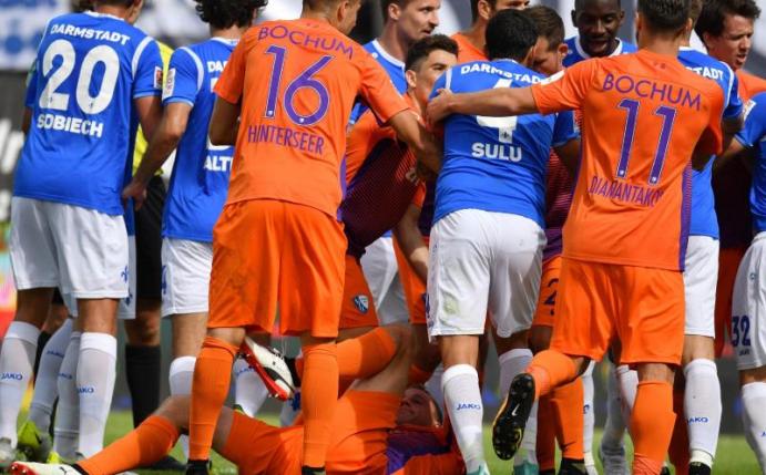 Bochums Felix Bastians liegt beim Spiel bei Darmstadt 98 nach einem vermeintlichen Foul am Boden. Foto: Boris Roessler