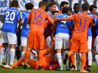 Bochums Felix Bastians liegt beim Spiel bei Darmstadt 98 nach einem vermeintlichen Foul am Boden. Foto: Boris Roessler Bochums Felix Bastians liegt beim Spiel bei Darmstadt 98 nach einem vermeintlichen Foul am Boden. Foto: Boris Roessler