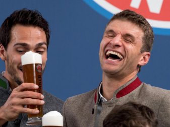 Kann trotz einer schwierigen Phase beim FC Bayern immer noch lachen: Weltmeister Thomas Müller (r) Foto: Sven Hoppe