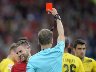 Freiburgs Yoric Ravet (l) hatte gegen den BVB die Rote Karte gesehen. Foto: Patrick Seeger Freiburgs Yoric Ravet (l) hatte gegen den BVB die Rote Karte gesehen. Foto: Patrick Seeger