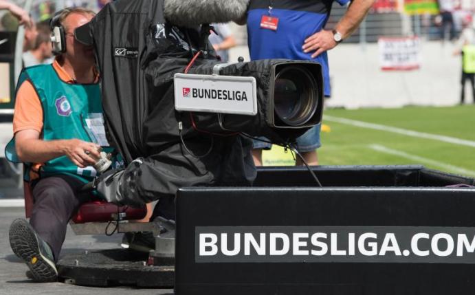 Die Partie Hannover 96 gegen den HSV wird nicht im Free-TV zu sehen sein. Foto: Sebastian Kahnert