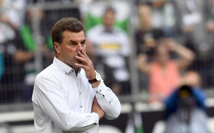 Gladbachs Trainer Dieter Hecking fehlen gleich acht Spieler. Foto: Federico Gambarini
