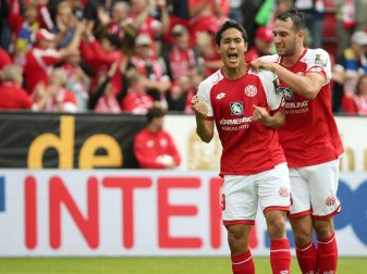 Droht gegen Bayern auszufallen: Yoshinori Muto (l.) Droht gegen Bayern auszufallen: Yoshinori Muto (l.)