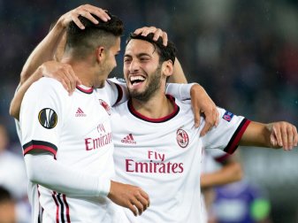 Hakan Calhanoglu (re.) siegt mit dem AC Mailand in Wien