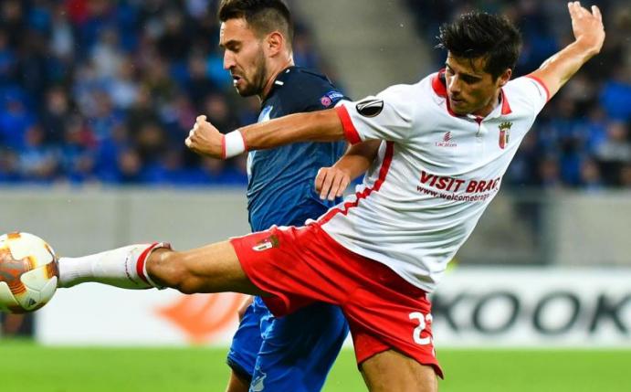 Joao Carlos (r) von Sporting Braga beim Zweikampf mit dem Hoffenheimer Lukas Rupp. Foto: Uwe Anspach