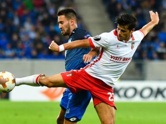 Joao Carlos (r) von Sporting Braga beim Zweikampf mit dem Hoffenheimer Lukas Rupp. Foto: Uwe Anspach Joao Carlos (r) von Sporting Braga beim Zweikampf mit dem Hoffenheimer Lukas Rupp. Foto: Uwe Anspach