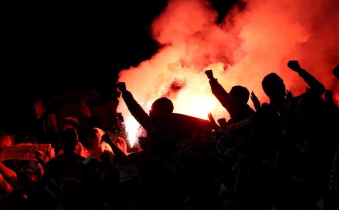 Kölner Fans brannten unter anderem Bengalos im Stadion ab. Foto: Nick Potts