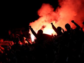 Kölner Fans brannten unter anderem Bengalos im Stadion ab. Foto: Nick Potts Kölner Fans brannten unter anderem Bengalos im Stadion ab. Foto: Nick Potts