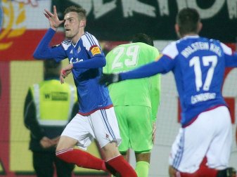 Kiel schlägt Aue - Marvin Ducksch (l.) trifft doppelt