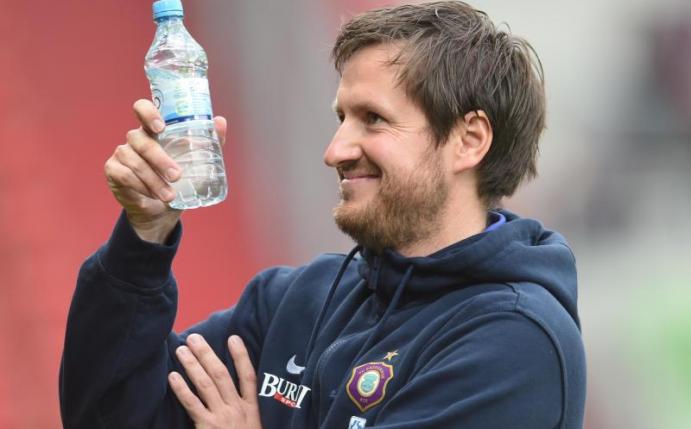 Hatte nur vor dem Spiel gegen Holstein Kiel Grund zu lachen: Aues neuer Trainer Hannes Drews. Foto: Andreas Gebert