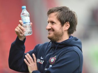Hatte nur vor dem Spiel gegen Holstein Kiel Grund zu lachen: Aues neuer Trainer Hannes Drews. Foto: Andreas Gebert Hatte nur vor dem Spiel gegen Holstein Kiel Grund zu lachen: Aues neuer Trainer Hannes Drews. Foto: Andreas Gebert