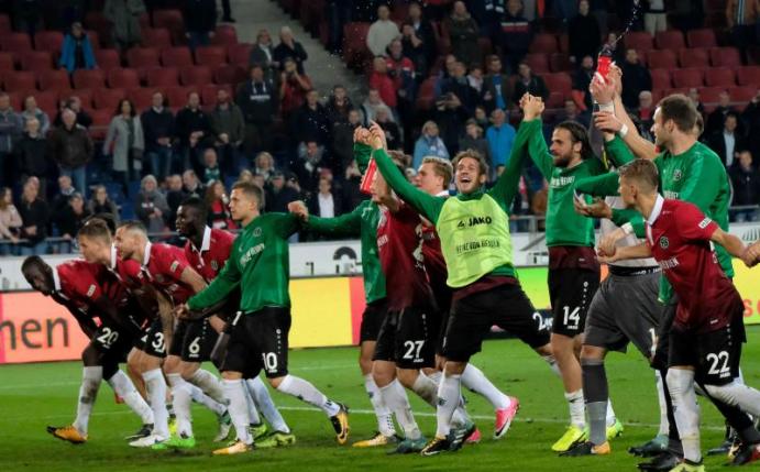 Die Hannoveraner Spieler feiern die Tabellenführung. Foto: Peter Steffen