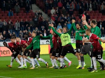 Die Hannoveraner Spieler feiern die Tabellenführung. Foto: Peter Steffen Die Hannoveraner Spieler feiern die Tabellenführung. Foto: Peter Steffen