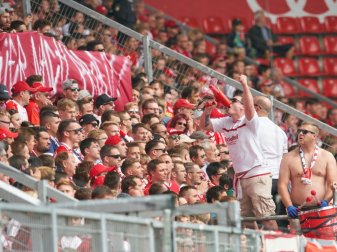 Schanzer Fans feiern den 4:0-Sieg über St. Pauli