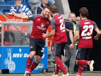 Der Nürnberger Torschütze Eduard Löwen (l) lässt sich nach dem 3:0 von Enrico Valentini (M.) und Tim Leibold feiern. Foto: Roland Weihrauch Der Nürnberger Torschütze Eduard Löwen (l) lässt sich nach dem 3:0 von Enrico Valentini (M.) und Tim Leibold feiern. Foto: Roland Weihrauch