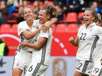 Das Team von Bundestrainerin Steffi Jones gewann mit 6:0 gegen Slowenien. Foto: Armin Weigel