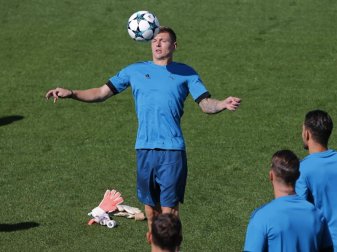 Toni Kroos klagte unter Beschwerden beim Training. Foto: Paul White Toni Kroos klagte unter Beschwerden beim Training. Foto: Paul White