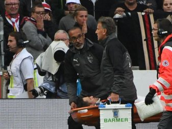 Christian Gentner hat sich nach einem Zusammenprall mit Wolfsburgs Torhüter Koen Casteels eine schwere Kopfverletzungen zugezogen. Foto: Marijan Murat Christian Gentner hat sich nach einem Zusammenprall mit Wolfsburgs Torhüter Koen Casteels eine schwere Kopfverletzungen zugezogen. Foto: Marijan Murat