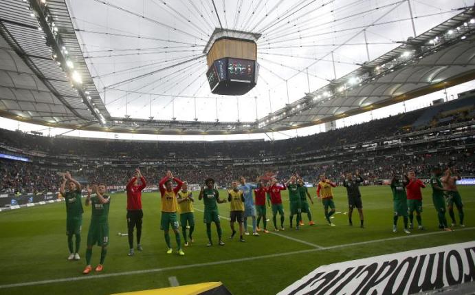 Zufrieden: Die Spieler vom FC Augsburg feiern nach dem Sieg in Frankfurt zu ihren Fans. Foto: Hasan Bratic