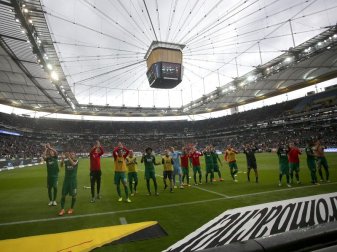 Zufrieden: Die Spieler vom FC Augsburg feiern nach dem Sieg in Frankfurt zu ihren Fans. Foto: Hasan Bratic Zufrieden: Die Spieler vom FC Augsburg feiern nach dem Sieg in Frankfurt zu ihren Fans. Foto: Hasan Bratic