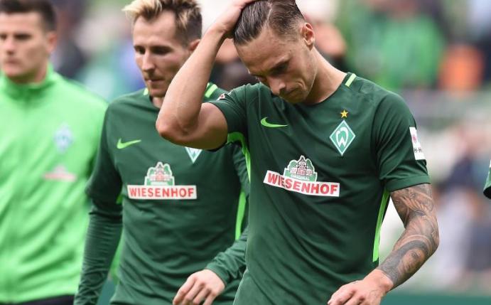 Gebeutelt: Nach der Niederlage auf Schalke schleichen die Bremer Izet Hajrovic (M) und Robert Bauer (r) vom Platz. Foto: Carmen Jaspersen