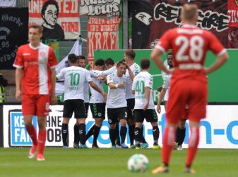 Die Spieler der SpVgg Greuther Fürth bejubeln den Führungstreffer gegen Fortuna Düsseldorf. Foto: Timm Schamberger Die Spieler der SpVgg Greuther Fürth bejubeln den Führungstreffer gegen Fortuna Düsseldorf. Foto: Timm Schamberger