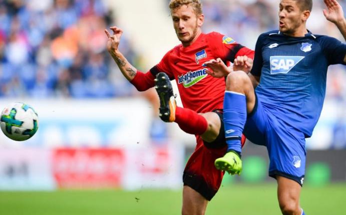 Hoffenheims Andrej Kramaric (r) und Hertha-Profi Fabian Lustenberger beim Zweikampf. Foto: Uwe Anspach