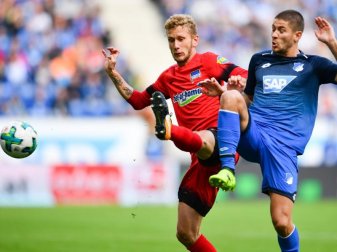 Hoffenheims Andrej Kramaric (r) und Hertha-Profi Fabian Lustenberger beim Zweikampf. Foto: Uwe Anspach Hoffenheims Andrej Kramaric (r) und Hertha-Profi Fabian Lustenberger beim Zweikampf. Foto: Uwe Anspach