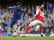 Chelseas William (l) im Zweikampf mit Arsenals Nacho Monreal. Chelsea und Arsenal trennten sich 0:0. Foto: Frank Augstein