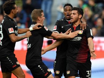 Kevin Volland (l) lässt sich nach seinem 1:0 von seinen Bayern-Teamkollegen feiern. Foto: Federico Gambarini Kevin Volland (l) lässt sich nach seinem 1:0 von seinen Bayern-Teamkollegen feiern. Foto: Federico Gambarini