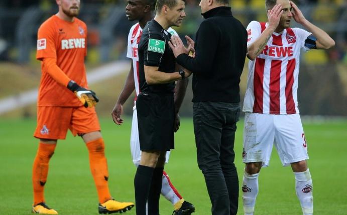 Schmadtke diskutiert mit Schiedsrichter Patrick Ittrich