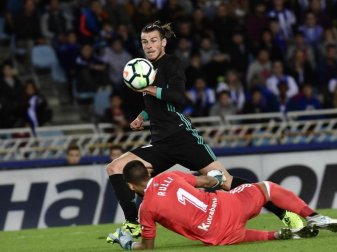 Madrids Gareth Bale (oben) spitzelt den Ball über San Sebastians Gerónimo Rulli zum 3:1 ins Tor. Foto: Alvaro Barrientos Madrids Gareth Bale (oben) spitzelt den Ball über San Sebastians Gerónimo Rulli zum 3:1 ins Tor. Foto: Alvaro Barrientos