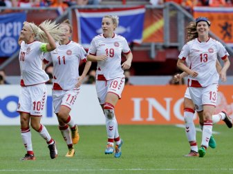 Dänische Fußballer wollen das Frauen-Team unterstützen Dänische Fußballer wollen das Frauen-Team unterstützen