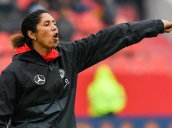 Die Bundestrainerin will am 4-4-2-System festhalten. Foto: Armin Weigel