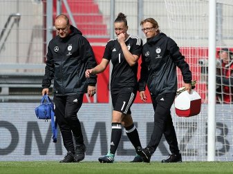 Almuth Schult (m.) bei ihrer Auswechslung Almuth Schult (m.) bei ihrer Auswechslung