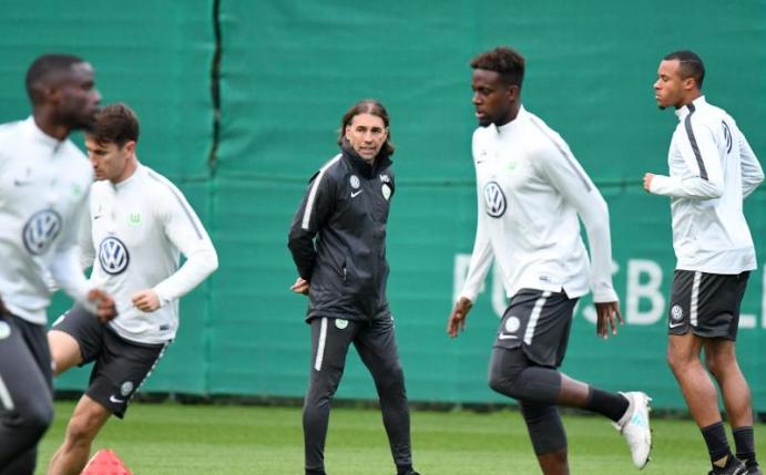 Martin Schmidt (M) bei seinem Amtsantritt ale Trainer beim VfL Wolfsburg. Foto: Hermann Hay