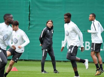Martin Schmidt (M) bei seinem Amtsantritt ale Trainer beim VfL Wolfsburg. Foto: Hermann Hay Martin Schmidt (M) bei seinem Amtsantritt ale Trainer beim VfL Wolfsburg. Foto: Hermann Hay