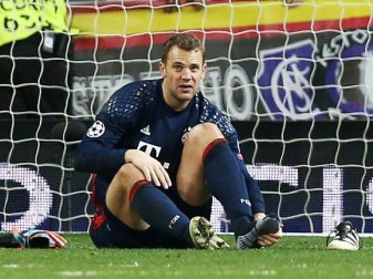 Neuer fällt mit einem Haarriss im linken Fuß lange aus Neuer fällt mit einem Haarriss im linken Fuß lange aus