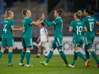 Die deutschen Spielerinnen feiern den Treffer zum 1:0 gegen Tschechien. Foto: Sebastian Kahnert