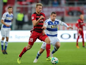 Doppeltorschütze Hauke Wahl (l.) im Zweikampf Doppeltorschütze Hauke Wahl (l.) im Zweikampf